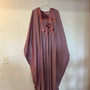 Titre : Caftan mauve brodé détails satinés - Robe longue élégante